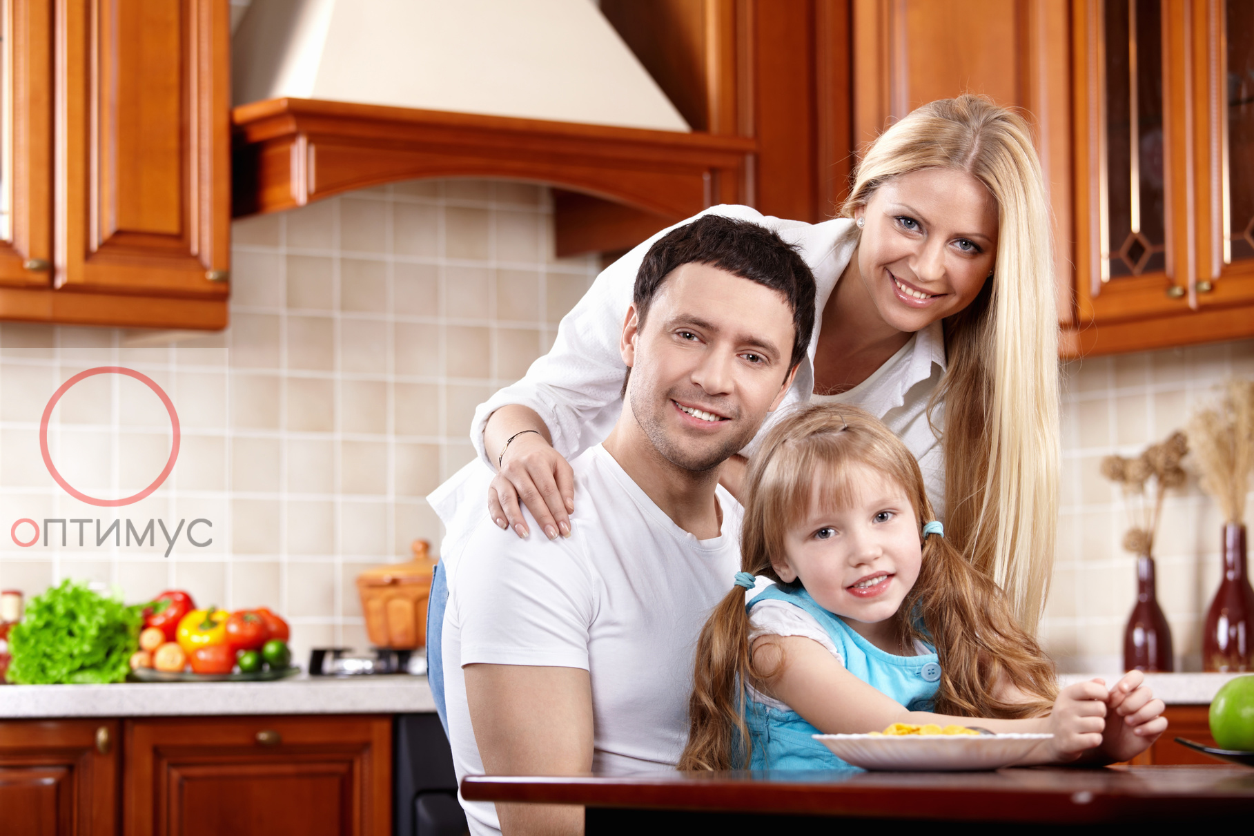 Семья беловых решила сделать ремонт на кухне. Фотосессия семьи на кухне. Счастливая семья на кухне. Семья с детьми на кухне. Семья на кухне красивый интерьер.