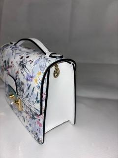 белая с рисунком