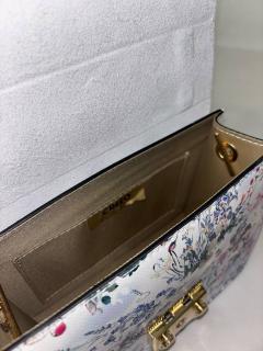 белая с рисунком