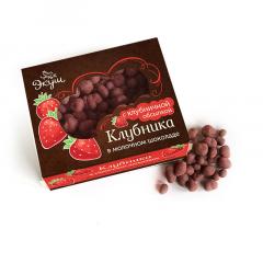 Клубника в молочном шоколаде с обсыпкой из молотой клубники