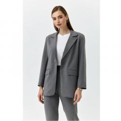 серый в полоску