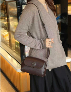 темно-коричневый