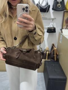 темно-коричневый