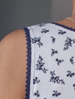 белый-т.синий цветы	