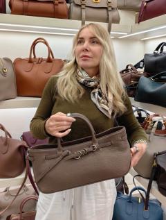 Коричневый